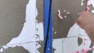 Трещины на фасаде из-за маленьких Гешек, проколы клей-пеной, восстановление приклейки пенопласта