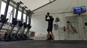 Рывок гантели с виса в ножницы