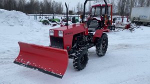 УРАЛЕЦ 2204 с установленным отвалом для уборки снега