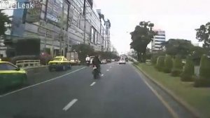 Жесть!!! Сразу два мотоциклиста врезались в один автомобиль