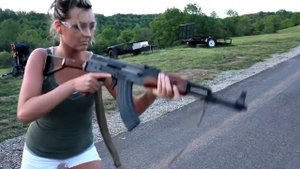 Красивая девушка стреляет из Автомата Калашникова