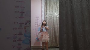 Амелия поет свою песню