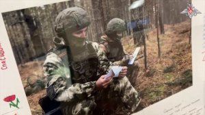 Военнослужащие читают письма от детей