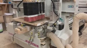 Горизонтальная врезка фурнитуры на станке Velberg DС1320 АТС на производстве фабрики дверей "Терем".