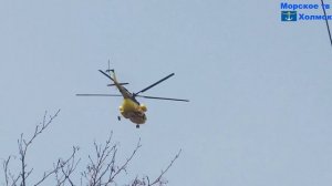 Посадка вертолёта санитарной авиации на стадион мореходного училища города Холмск 3 апреля 2023 года