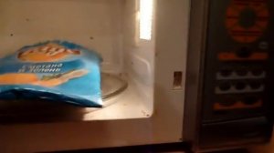 Пакет из под чипсов в микроволновке.mp4