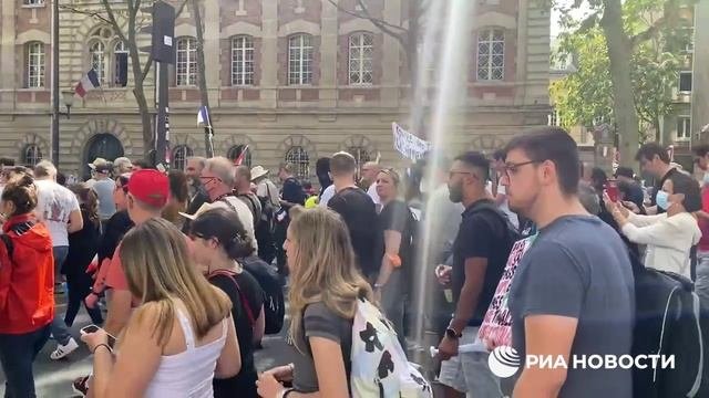 Протесты в Париже против санитарных пропусков