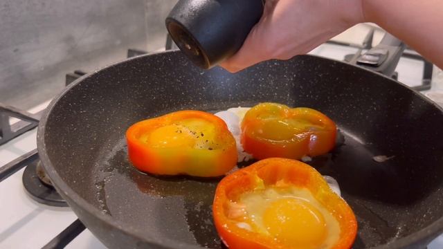 Яичница с болгарским перцем на сковороде: готовим яркий завтрак за 5 минут смотреть онлайн