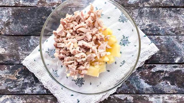 Оливье с курицей и колбасой