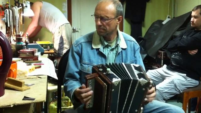 Сергей Шалимов играет Саратовский вальс смотреть онлайн