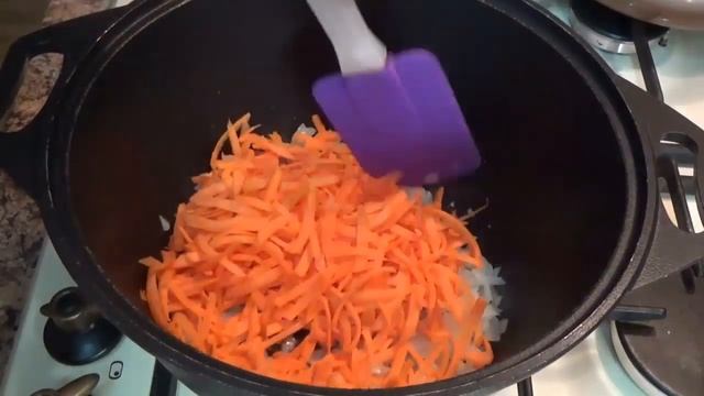 Добавила всего лишь 1 ложку сметаны. Ну очень вкусная гречка с капустой