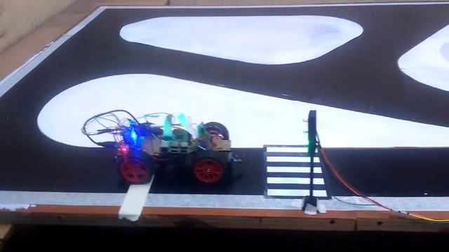 распознавание показаний светофора колесным автономным роботом смотреть онлайн