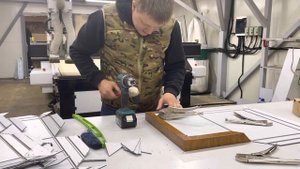 Сборка композитных кассет для углов торговых павильонов