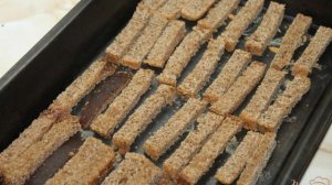 Сухарики из ржаного хлеба с чесноком и зеленью