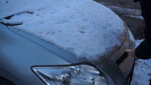 Вскрытие замерзшего капота автомобиля