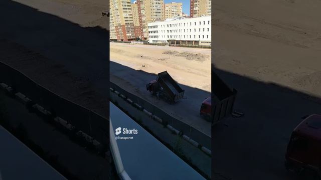 Не складывается кузов самосвала до конца, подъехал на помощь второй самосвал #Shorts #кузов