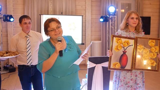 Смешно поздравили на свадьбе. Сюрприз для молодожен удался!