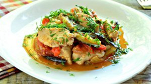 Сытное блюдо на любой вкус.
КУРИЦА, ТУШЕННАЯ С ОВОЩАМИ