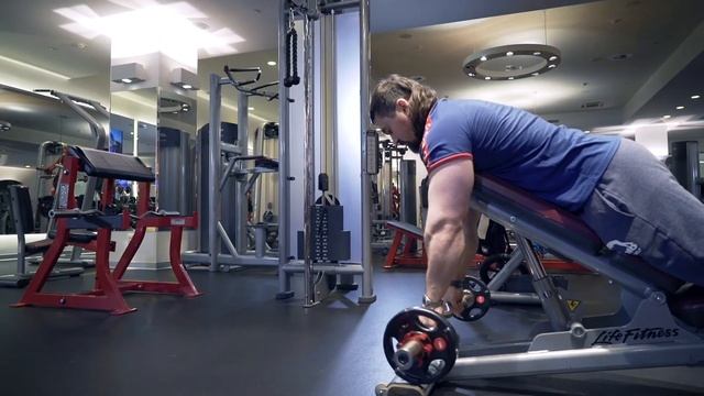 5.14 | Подъёмы EZ грифа хватом сверху, лёжа на скамье: техника выполнения, целевые мышцы | CAST-IRO смотреть онлайн