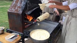 Как готовят Шакотис, традиционный литовский торт из яичного теста.