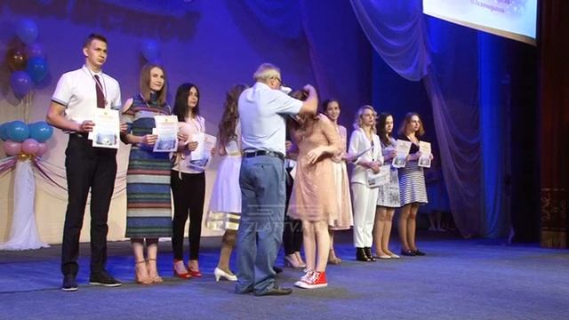 Лучших школьников поздравили с окончанием учебы золотыми медалями смотреть онлайн