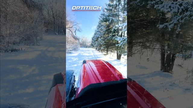 Трактор ОПТИТЭК линейки ALCOR в зимнем лесу