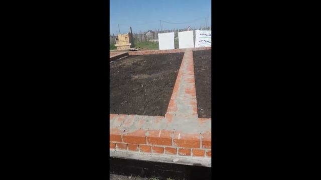 Выгоняем цоколь кирпичом и кладем первый ряд газоблока