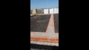Выгоняем цоколь кирпичом и кладем первый ряд газоблока