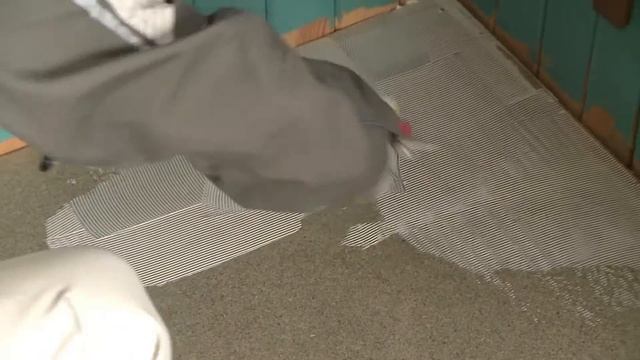 Как приклеить плитку ПВХ? | VINILAM | 18+ смотреть онлайн