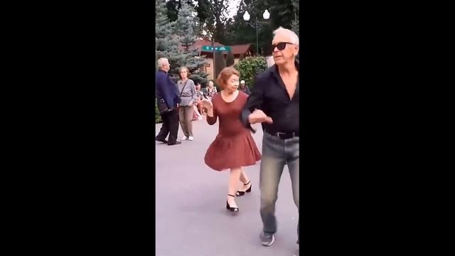 ВИА Сладкий сон & Other Participants – «На белом,белом покрывале января» смотреть онлайн