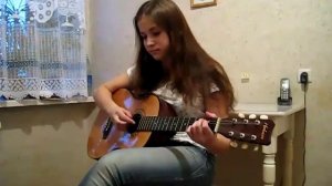 Красивая девушка поет красивую песню под гитару