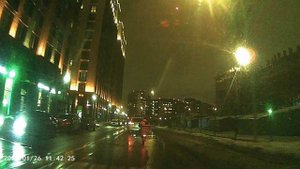 Курьер самокат весело теряет термосумку