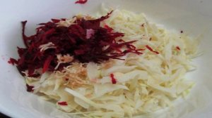 Маринованная капуста со свеклой и чесноком