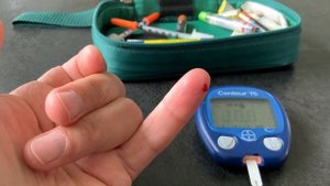 Как правильно колоть палец при диабете для анализа глюкозы?