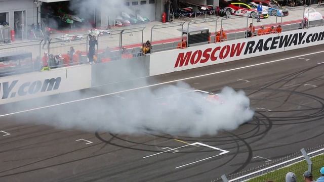 Репортаж с 3 этапа Мировой серии Renault в Москве смотреть онлайн