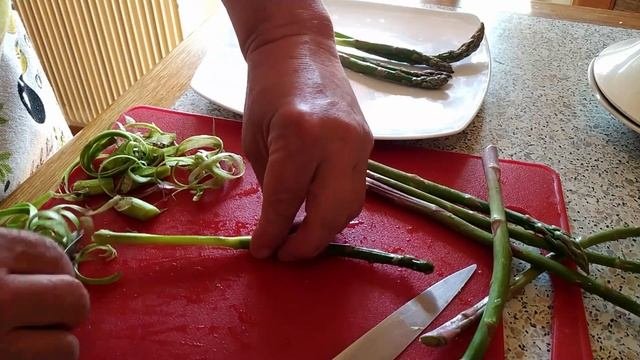Диета 5П.Блюда на пару́:Куриное жаркое.Лещ фаршированный ягодами.Спаржа. Груша в молочном соусе.