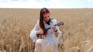 Я на камушке сижу р.н.п. София Деньговская (домра)