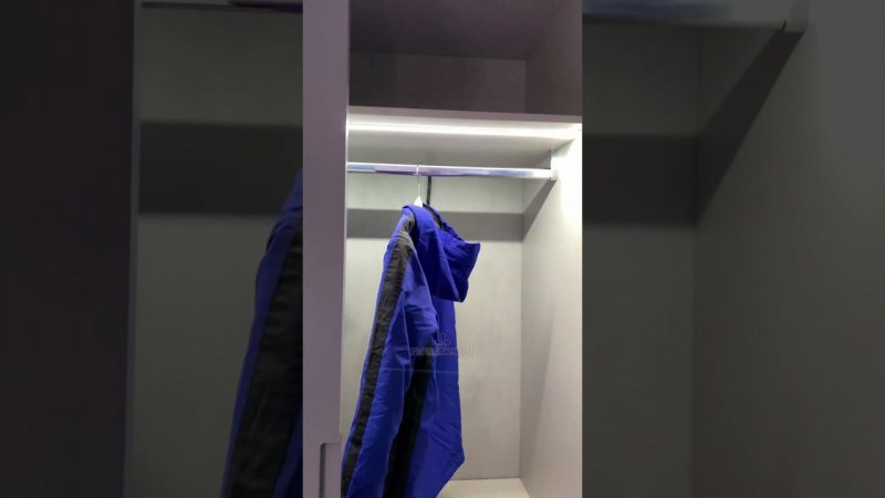 Встроенный шкаф с интегрированными ручками в прихожую