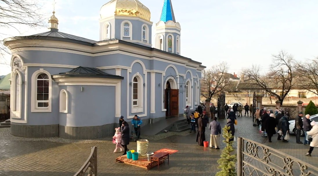 Жители Мелитополя и Мариуполя пришли на крещенские купания