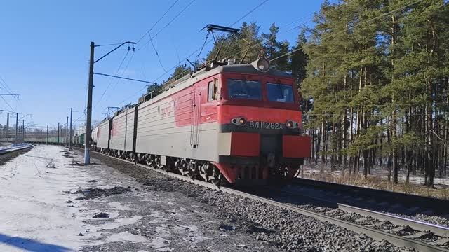 Электровоз ВЛ11М-282/291Б с грузовым поездом