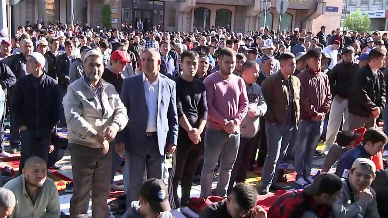 Новости байрам. С праздником Ураза байрам. Мусульманский праздник Ураза байрам. Ураза-байрам 2023. Мусульманские праздники 2023.