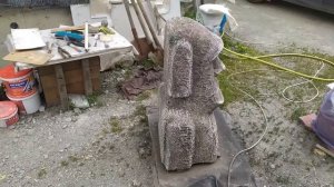 Статуя Моаи в ландшафтном дизайне сада .