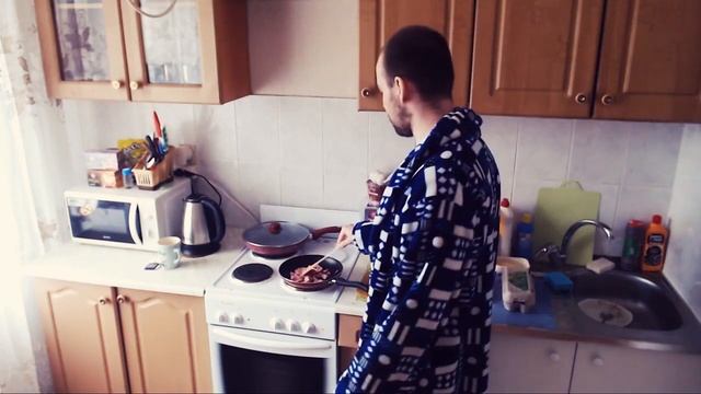 Как правильно жарить на сковороде и не запачкать себя | Яйца с сосисками смотреть онлайн