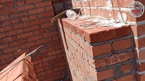 Двухэтажный дом кладка под белый шов из простого кирпича в развернутом виде.