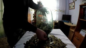 Сколько 10-рублёвых монет в 10-литровом баллоне ?