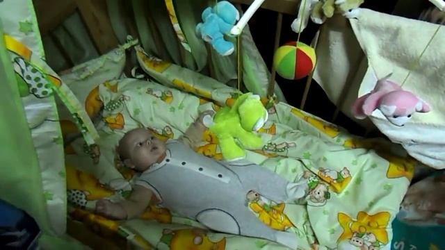 мобиль музыкальный на кроватку. Ребенку с 2 мес. смотреть онлайн