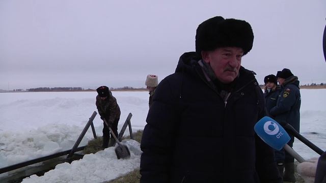 Барабинцы встретили православный праздник Крещение Господне купанием в освященной воде