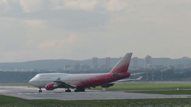 Двухэтажный самолет Boeing 747-400 EI-XLF «Россия»