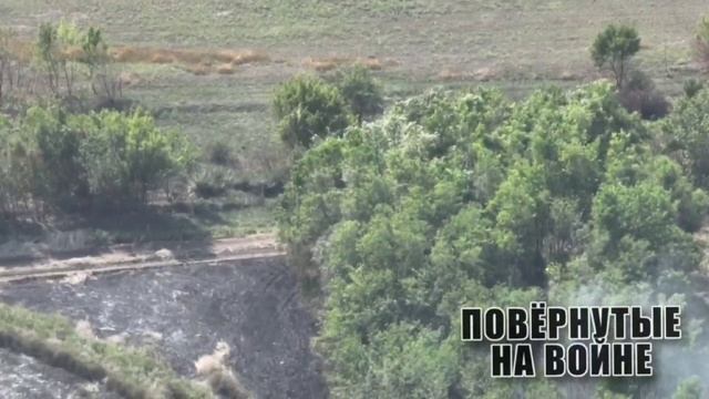 Хлопцы топали в атаку, да спалились, посадка с ними была накрыта, виден сгоревший Т-72 смотреть онлайн