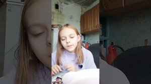 Красивая девушка ведёт трансляцию